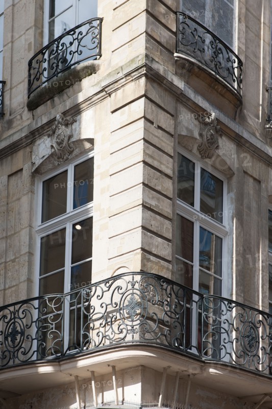 France, Region Ile de France, Paris 1er arrondissement, 1 rue des Prouvaires et 54 rue Saint Honore, maison d'angle, balcons, ferronnerie, 18e siecle,