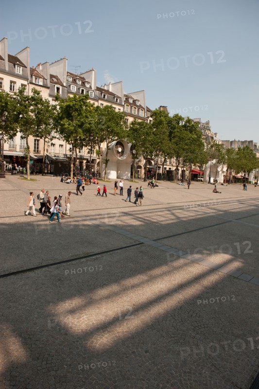 France, Region Ile de France, Paris 18e arrondissement, piazzetta du Centre Georges Pompidou, quartier Beaubourg, touristes,