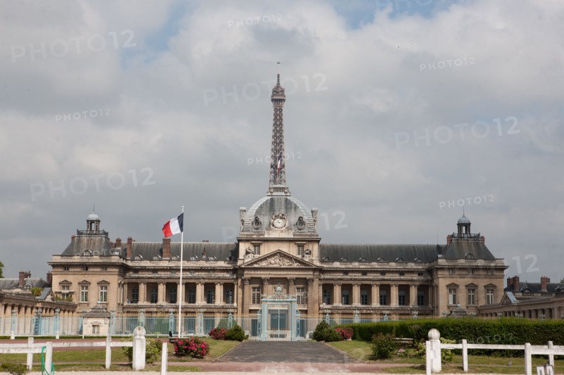 France, Region Ile de France, Paris 7e arrondissement, Ecole Militaire, avenue de Lowendal, place de Fontenoy, facade sur jardin, grille,
