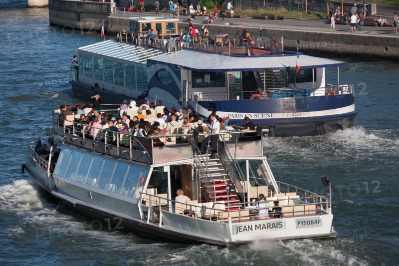 France, Region Ile de France, Paris 7e arrondissement, Pont Alexandre III, la Seine et les berges, Invalides, bateaux-mouches