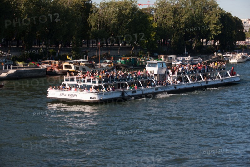 France, Region Ile de France, Paris 7e arrondissement, Pont Alexandre III, la Seine et les berges, Invalides, bateaux-mouches