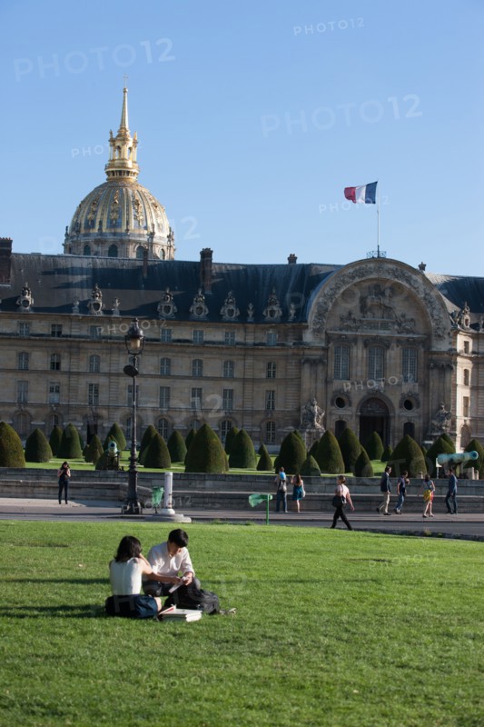France, Region Ile de France, Paris 7e arrondissement, esplanade des Invalides, Hotel des Invalides, pelouses, musee de l'Armee,