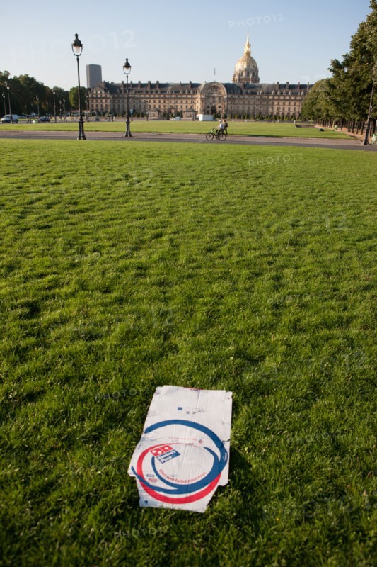 France, Region Ile de France, Paris 7e arrondissement, esplanade des Invalides, Hotel des Invalides, dome, herbe, pelouse, carton de pizza,