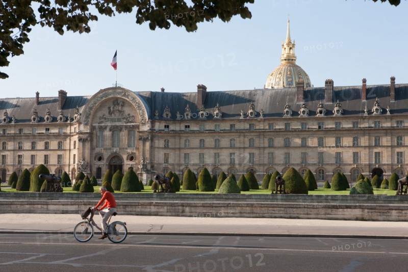 France, Region Ile de France, Paris 7e arrondissement, esplanade des Invalides, Hotel des Invalides, dome, herbe, pelouse,