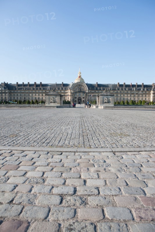 France, Region Ile de France, Paris 7e arrondissement, esplanade des Invalides, Hotel des Invalides, dome, herbe, pelouse,