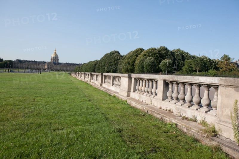 France, Region Ile de France, Paris 7e arrondissement, esplanade des Invalides, Hotel des Invalides, dome, herbe, pelouse,