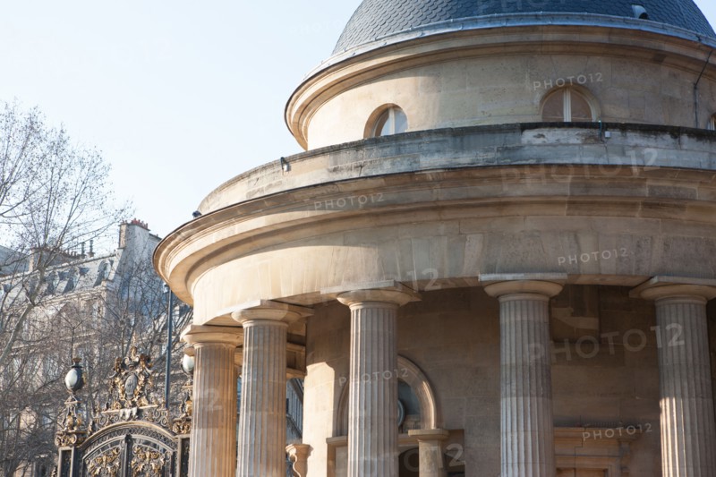 France, Region Ile de France, Paris 8e arrondissement, Parc Monceau, rotonde details, colonnade, fabriques,