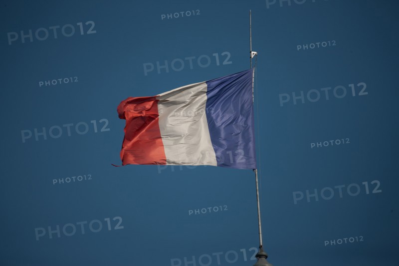 France, Region Ile de France, Paris 8e arrondissement, avenue Winston Churchill, drapeau flottant au-dessus de la facade, drapeau, francais,