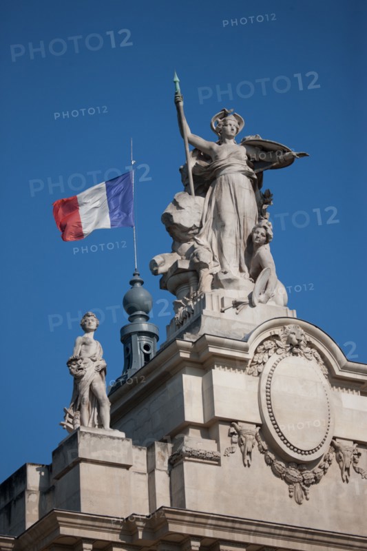 France, Region Ile de France, Paris 8e arrondissement, avenue Winston Churchill, Grand Palais, sculpture, au dessus de la facade, drapeau, francais,