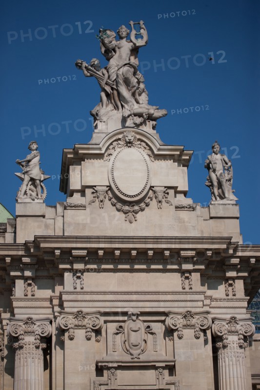 France, Region Ile de France, Paris 8e arrondissement, avenue Winston Churchill, Grand Palais, sculpture, au dessus de la facade, drapeau, francais,
