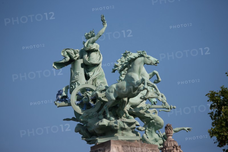 France, Region Ile de France, Paris 8e arrondissement, avenue Winston Churchill, Grand Palais, sculpture, au dessus de la facade, drapeau, francais,