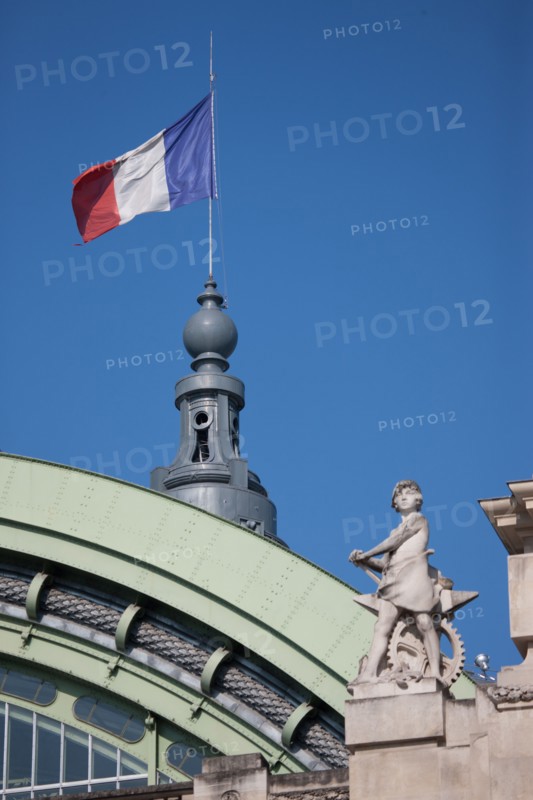 France, Region Ile de France, Paris 8e arrondissement, avenue Winston Churchill, Grand Palais, sculpture, au dessus de la facade, drapeau, francais,