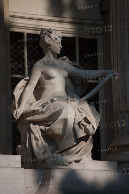 France, Region Ile de France, Paris 8e arrondissement, avenue Winston Churchill, Grand Palais, sculpture, facade,