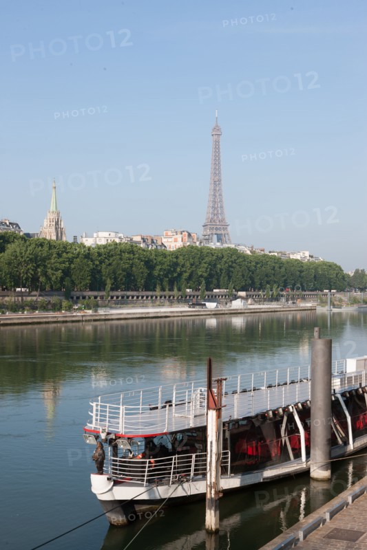 France, Region Ile de France, Paris 7e arrondissement, quai des Tuileries, la Seine et la Tour Eiffel, port des Champs-Elysees,