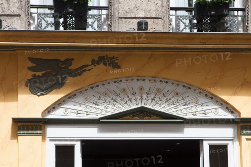 France, Region Ile de France, Paris, 8e arrondissement, 6 rue Chauveau Lagarde, restaurant, ancienne facade empire,