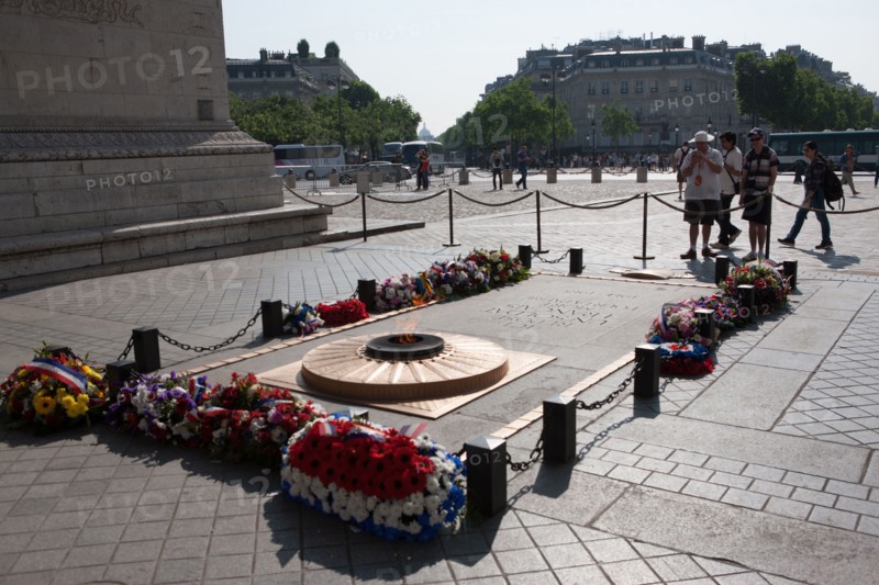 France, Region Ile de France, Paris 8e arrondissement, place Charles de Gaulle, place de l'Etoile, Arc de Triomphe, tombe du soldat inconnu, flamme
