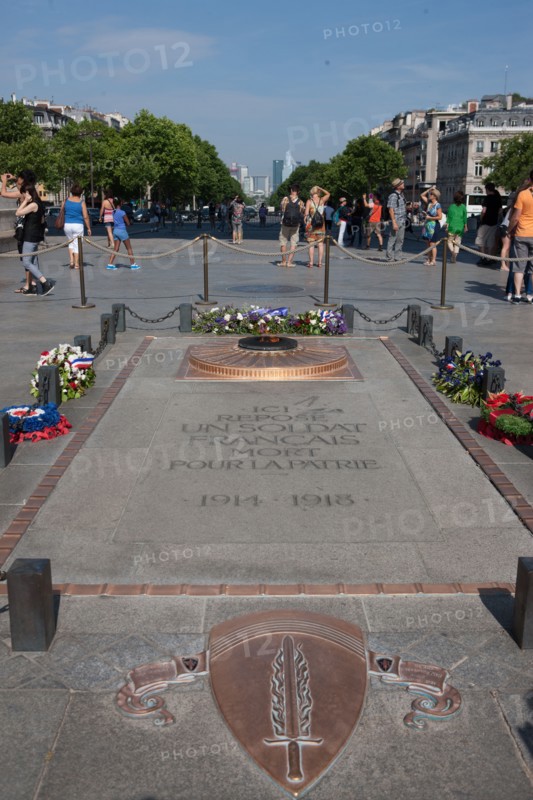 France, Region Ile de France, Paris 8e arrondissement, place Charles de Gaulle, place de l'Etoile, Arc de Triomphe, tombe du soldat inconnu, flamme