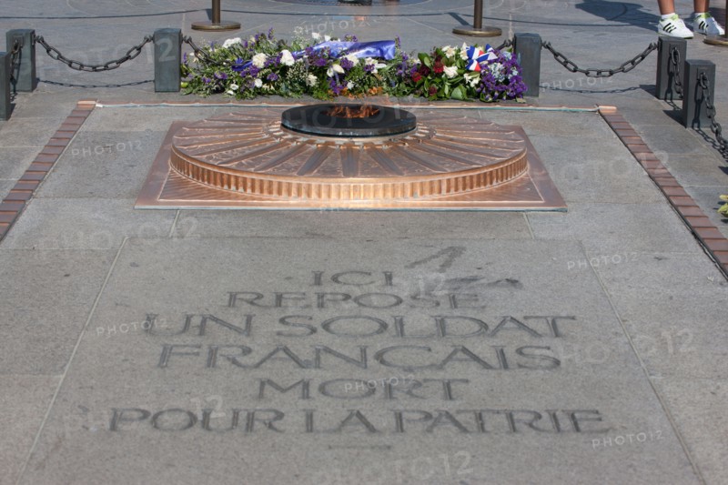 France, Region Ile de France, Paris 8e arrondissement, place Charles de Gaulle, place de l'Etoile, Arc de Triomphe, tombe du soldat inconnu, flamme