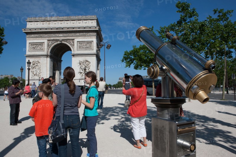 France, Region Ile de France, Paris 8e arrondissement, place charles de gaule place de l'Etoile, Arc de Triomphe, touristes,