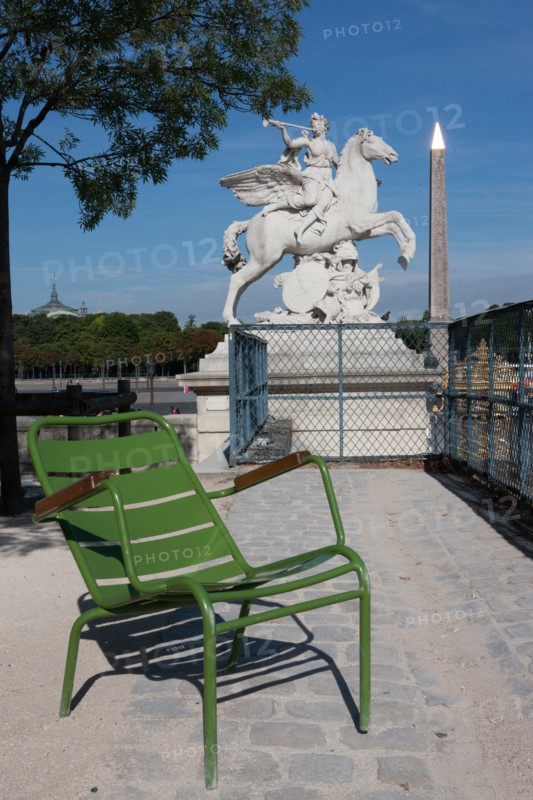 France, Region Ile de France, Paris 8e arrondissement, place de la Concorde, depuis les terrasses du jardin des Tuileries, Tour Eiffel, "La Renommee chevauchant Pegase", sculpture d'Antoine Coysevox, chaise, fauteuil, mobilier, Fermob