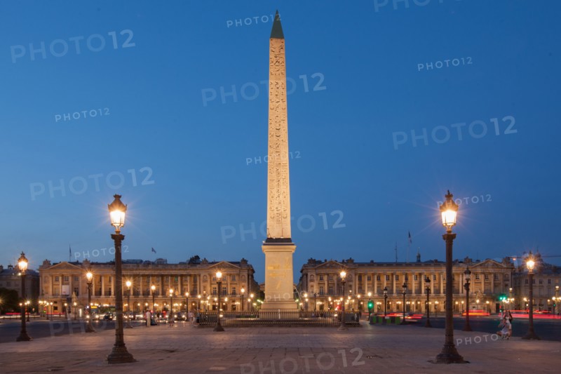France, Region Ile de France, Paris 8e arrondissement, place de la Concorde, fontaines, obelisque, tombee de la nuit,