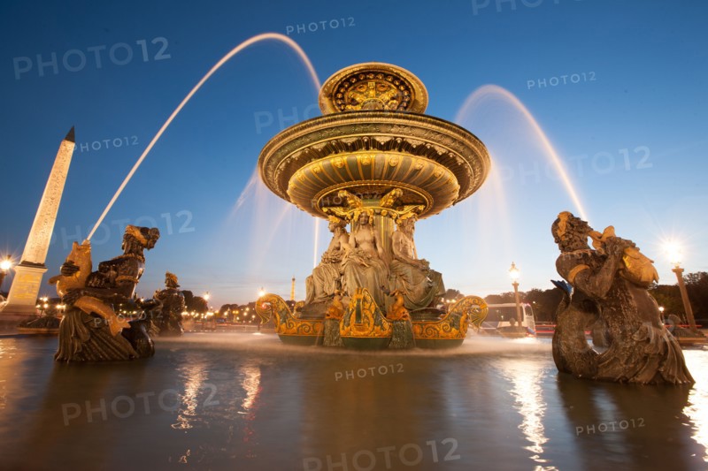 France, Region Ile de France, Paris 8e arrondissement, place de la Concorde, fontaines, obelisque, tombee de la nuit,