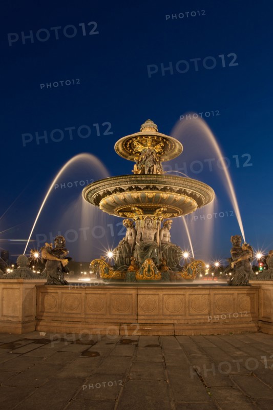 France, Region Ile de France, Paris 8e arrondissement, place de la Concorde, fontaines, obelisque, tombee de la nuit,