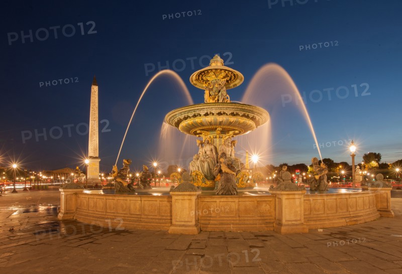 France, Region Ile de France, Paris 8e arrondissement, place de la Concorde, fontaines, obelisque, tombee de la nuit,