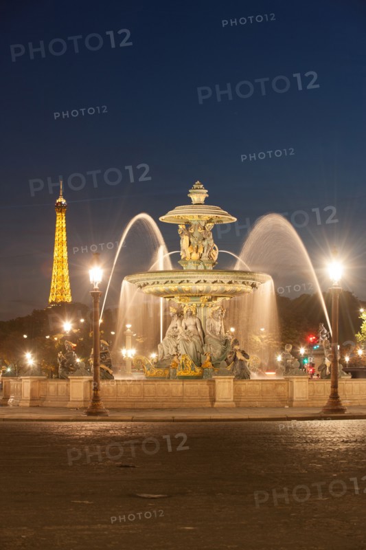 France, Region Ile de France, Paris 8e arrondissement, place de la Concorde, fontaines, obelisque, tombee de la nuit,