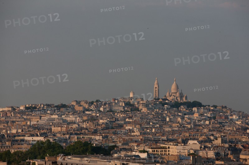 France, Region Ile de France, Paris 8e arrondissement, place Charles de Gaulle, place de l'Etoile, au sommet de l'Arc de Triomphe en soiree, panorama, eclairage,