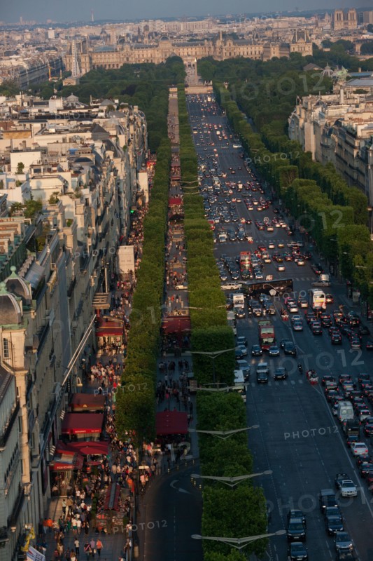 France, Region Ile de France, Paris 8e arrondissement, place Charles de Gaulle, place de l'Etoile, au sommet de l'Arc de Triomphe, avenue des Champs-Elysees, touristes,