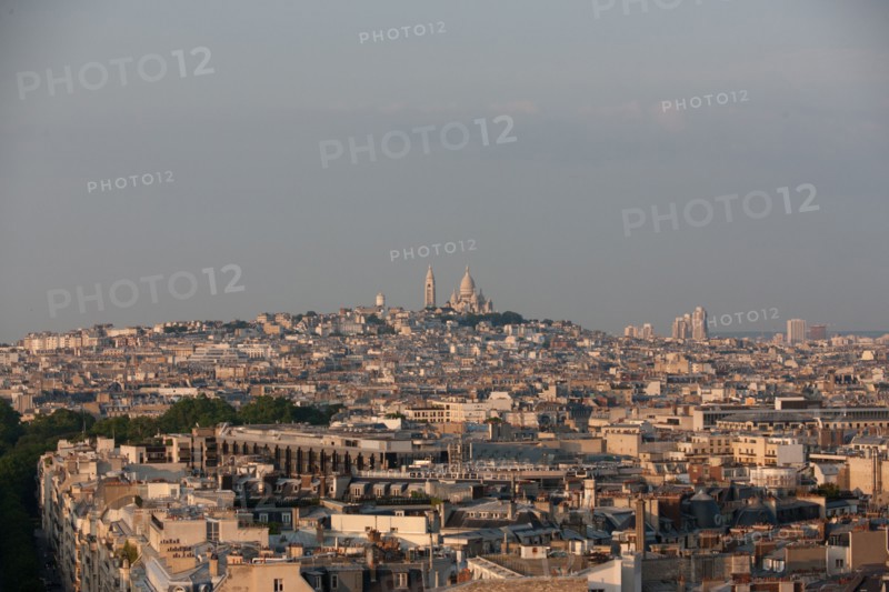 France, Region Ile de France, Paris 8e arrondissement, place Charles de Gaulle, place de l'Etoile, au sommet de l'Arc de Triomphe en soiree, panorama, eclairage,