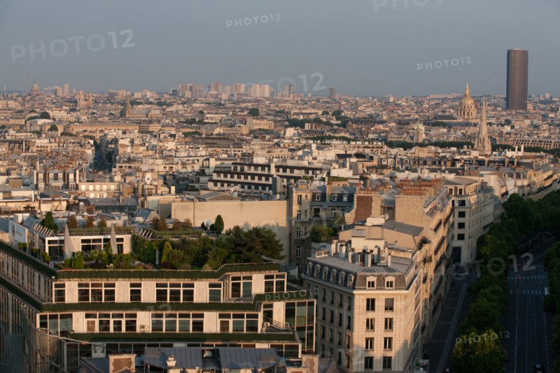 France, Region Ile de France, Paris 8e arrondissement, place Charles de Gaulle, place de l'Etoile, au sommet de l'Arc de Triomphe en soiree, panorama, eclairage,