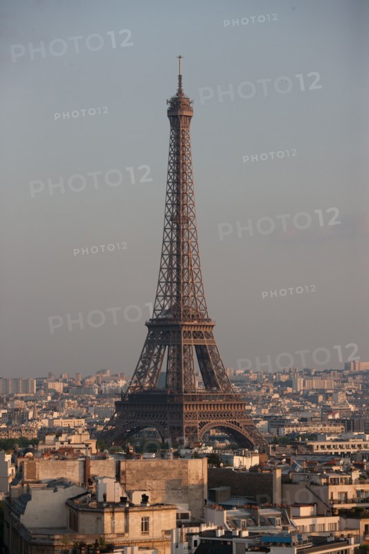 France, Region Ile de France, Paris 8e arrondissement, place Charles de Gaulle, place de l'Etoile, au sommet de l'Arc de Triomphe en soiree, panorama, eclairage,