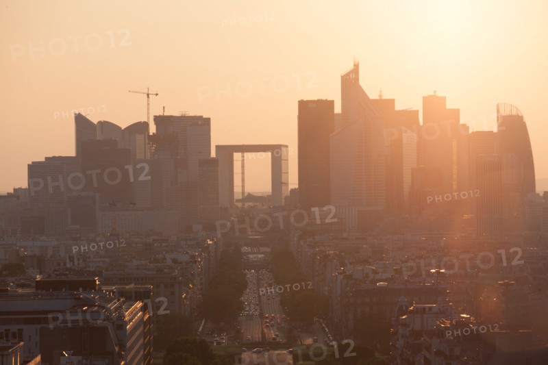 France, Region Ile de France, Paris 8e arrondissement, place Charles de Gaulle, place de l'Etoile, au sommet de l'Arc de Triomphe en soiree, panorama, lumiere, soleil couchant, perspective