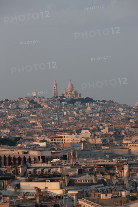 France, Region Ile de France, Paris 8e arrondissement, place Charles de Gaulle, place de l'Etoile, au sommet de l'Arc de Triomphe en soiree, panorama, eclairage,