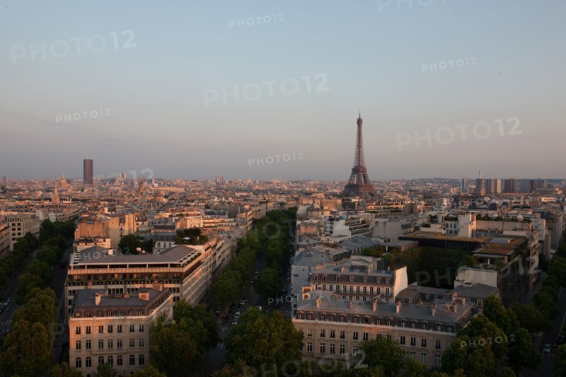 France, Region Ile de France, Paris 8e arrondissement, place Charles de Gaulle, place de l'Etoile, au sommet de l'Arc de Triomphe en soiree, panorama, eclairage,