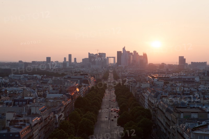 France, Region Ile de France, Paris 8e arrondissement, place Charles de Gaulle, place de l'Etoile, au sommet de l'Arc de Triomphe en soiree, panorama, eclairage,