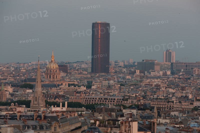 France, Region Ile de France, Paris 8e arrondissement, place Charles de Gaulle, place de l'Etoile, au sommet de l'Arc de Triomphe en soiree, panorama, eclairage,