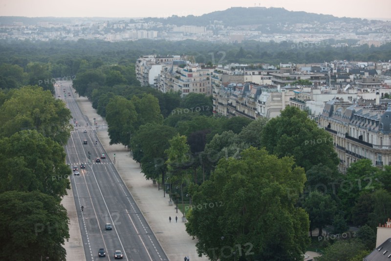 France, Region Ile de France, Paris 8e arrondissement, place Charles de Gaulle, place de l'Etoile, au sommet de l'Arc de Triomphe en soiree, panorama, eclairage,