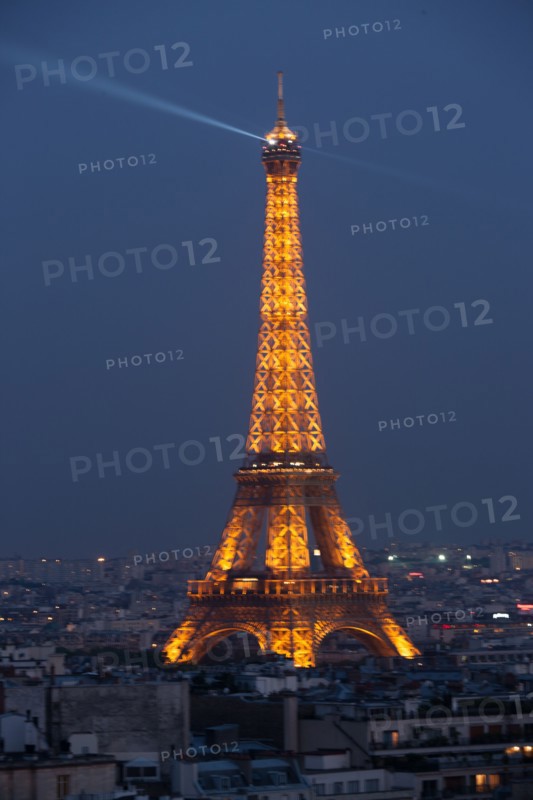 France, Region Ile de France, Paris 8e arrondissement, place Charles de Gaulle, place de l'Etoile, au sommet de l'Arc de Triomphe en soiree, panorama, eclairage,