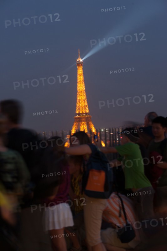 France, Region Ile de France, Paris 8e arrondissement, place Charles de Gaulle, place de l'Etoile, au sommet de l'Arc de Triomphe en soiree, panorama, eclairage,