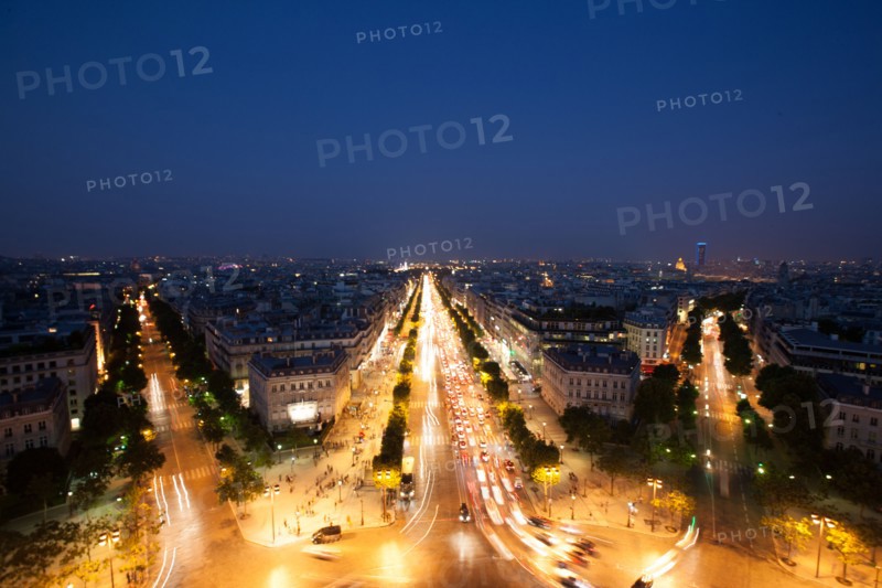 France, Region Ile de France, Paris 8e arrondissement, place Charles de Gaulle, place de l'Etoile, au sommet de l'Arc de Triomphe en soiree, panorama, eclairage,