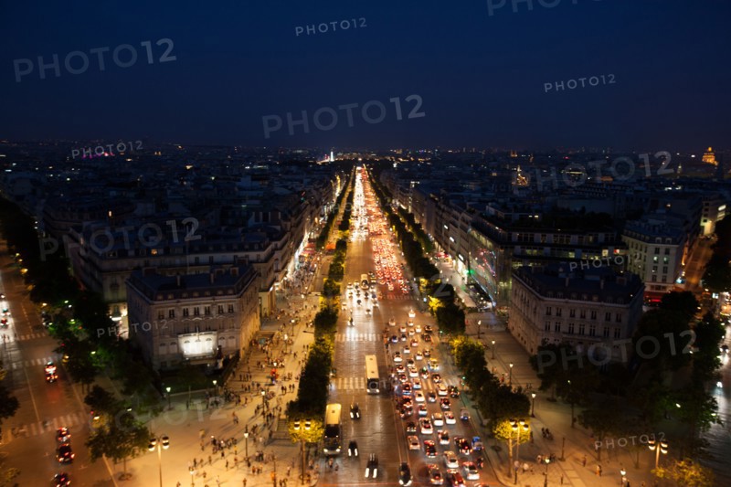 France, Region Ile de France, Paris 8e arrondissement, place Charles de Gaulle, place de l'Etoile, au sommet de l'Arc de Triomphe en soiree, panorama, eclairage,
