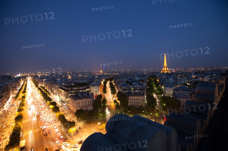 France, Region Ile de France, Paris 8e arrondissement, place Charles de Gaulle, place de l'Etoile, au sommet de l'Arc de Triomphe en soiree, panorama, eclairage,