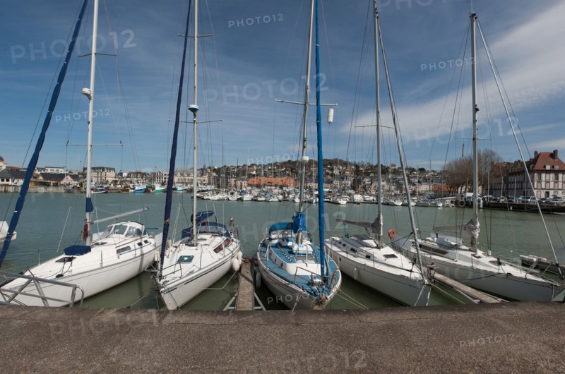 France, region Basse Normandie, Calvados, Trouville sur Mer, Cote fleurie, port de peche, plaisance, bateaux, la Touques (fleuve cotier), panorama,