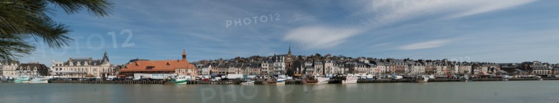 France, region Basse Normandie, Calvados, Trouville sur Mer, Cote fleurie, port de peche, plaisance, bateaux, la Touques (fleuve cotier), panorama,