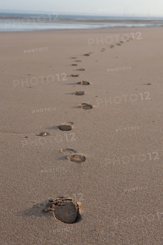 France, region Basse Normandie, Calvados, Trouville sur Mer, Cote fleurie, plage, traces de pas, sable