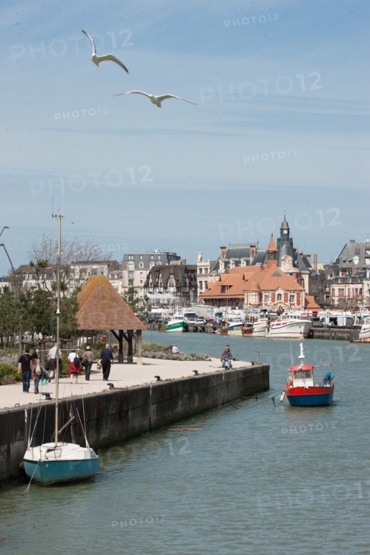 France, region Basse Normandie, Calvados, Trouville sur Mer, Cote fleurie, port de peche, plaisance, bateaux, la Touques (fleuve cotier), panorama,