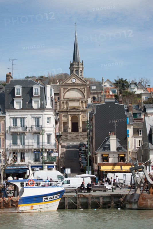 France, region Basse Normandie, Calvados, Trouville sur Mer, Cote fleurie, port de peche, plaisance, bateaux, la Touques (fleuve cotier), panorama,
